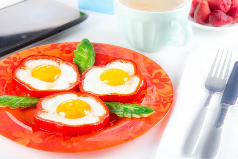 Ceptas olas paprikā - sirsnīgs ēdiens olu diētas izvēlnē