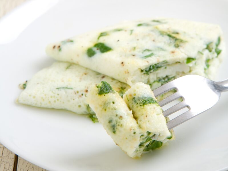 Klasiskā olbaltumvielu omlete ar zaļumiem olu diētā svara zudumam