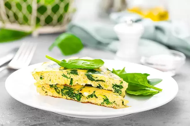 omlete ar zaļumiem, ievērojot diētu bez ogļhidrātiem